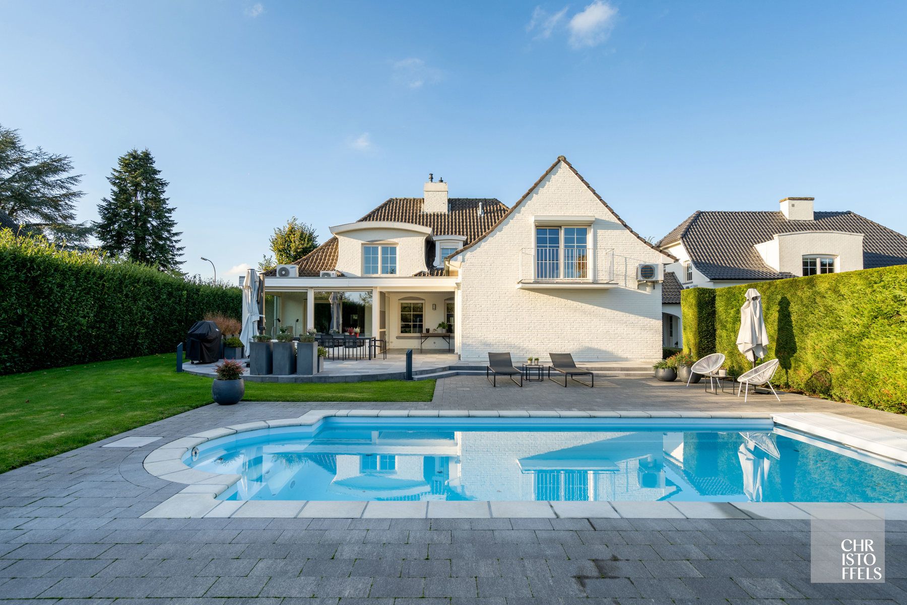 Eigentijdse villa (428m²) met zwembad en 2de woning (187m²) op perceel van 36a43ca.  foto 21