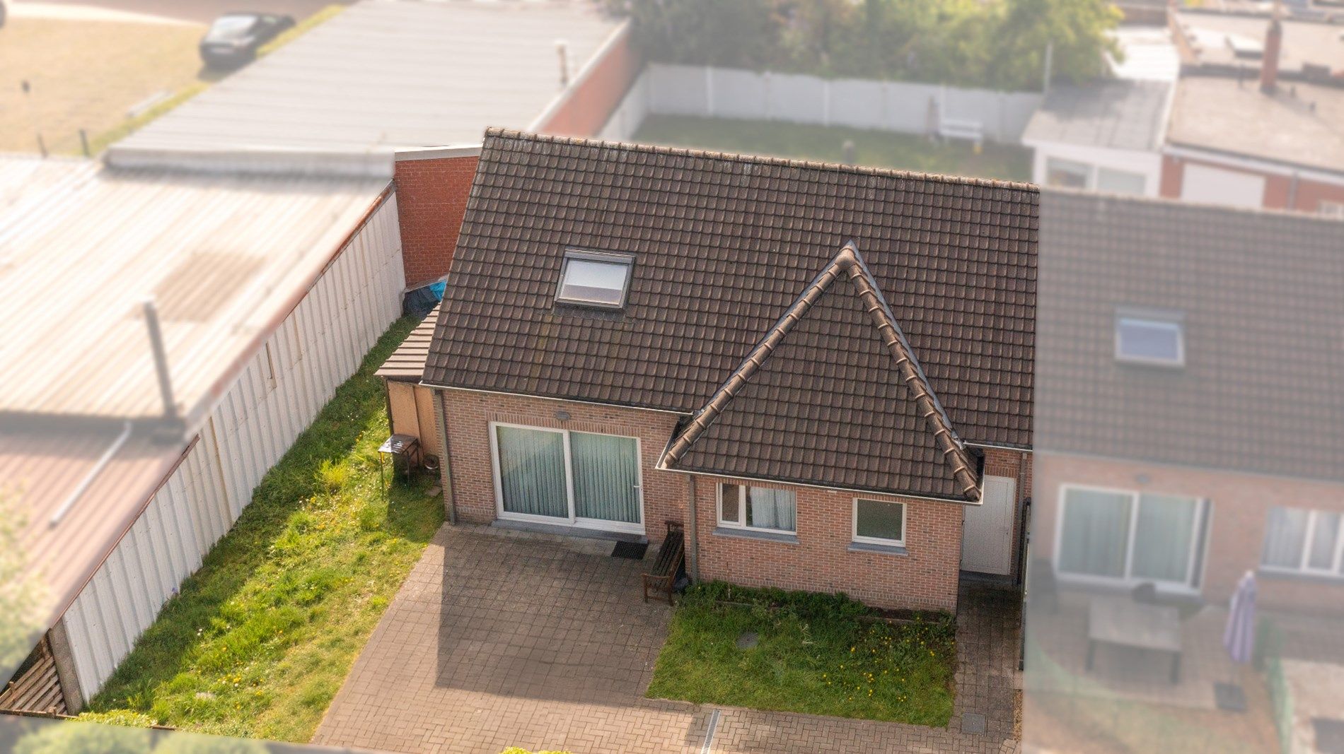 Instapklare halfopen woning in centrum Hulste!  foto {{pictureIndex}}