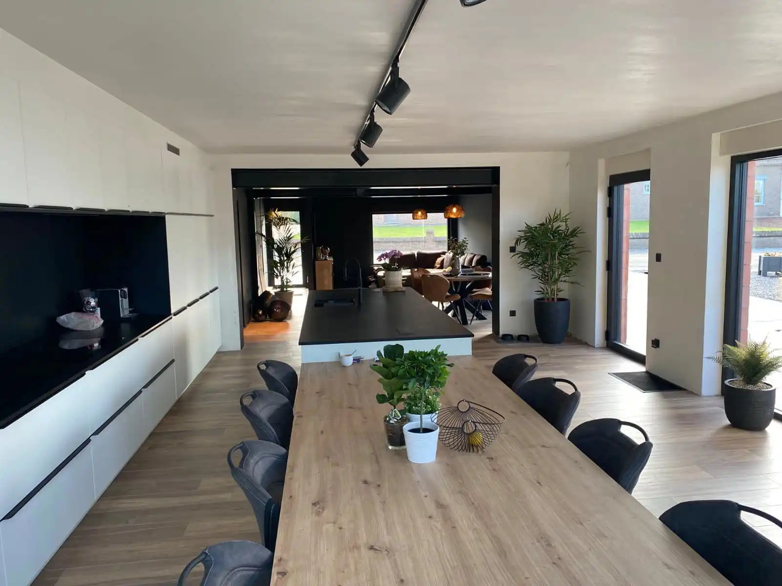 Gerenoveerde woning met riante leefkeuken, 3 slaapkamers, garage en gezellige tuin in rustige buurt foto 6