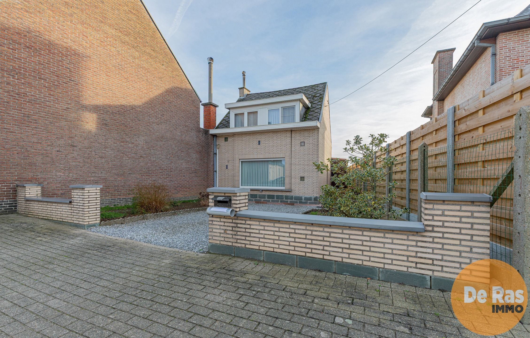 ERPE-MERE - Op te frissen woning met zuidgerichte tuin foto 2