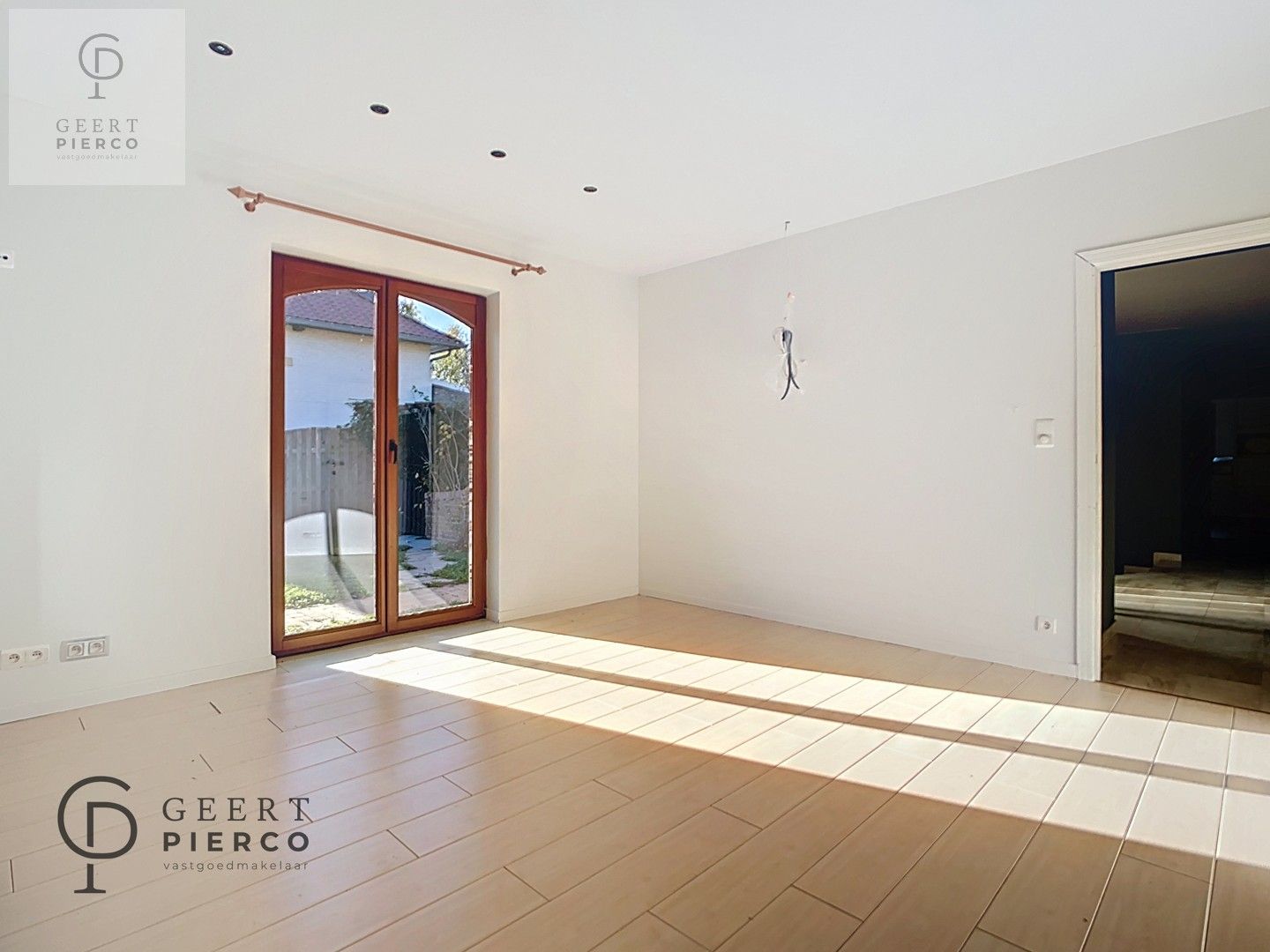 Ruime bungalow met drie slaapkamers en inpandige garage op een perceel van 10a37ca. foto 25