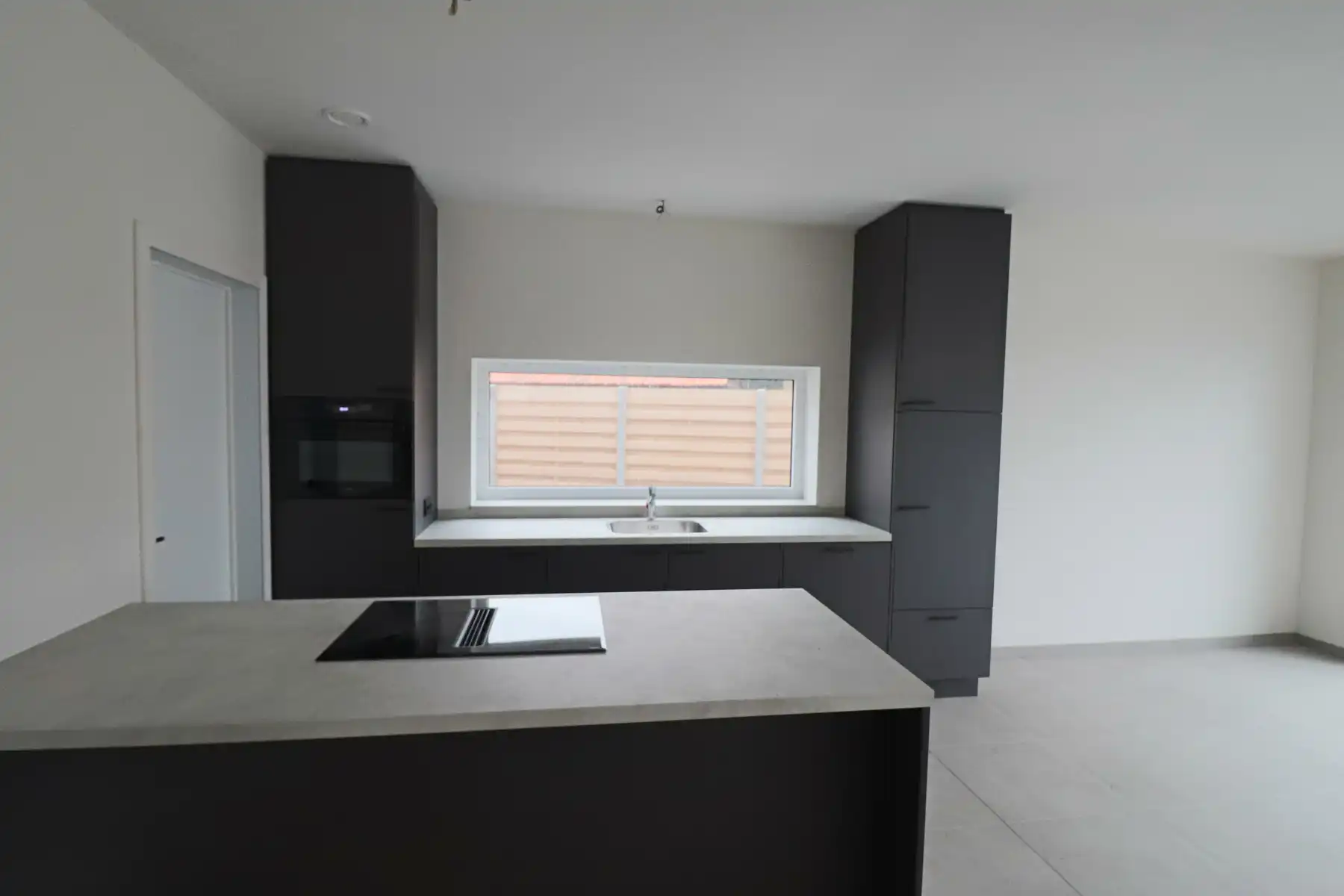 Halfopen woning met 3 slaapkamers en inpandige garage. foto 5