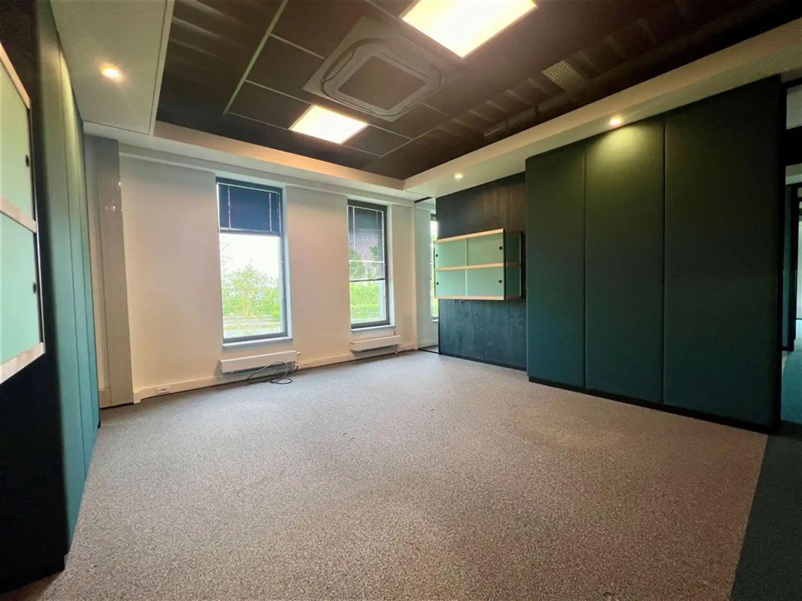 Instapklare kantoren in Zele met ruime parking foto 9