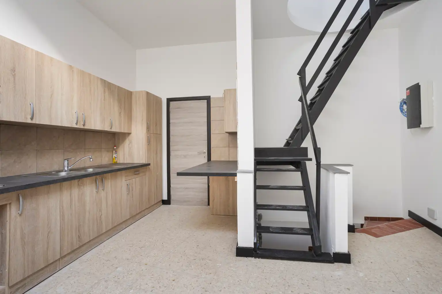 Handelspand te Zellik gelegen op drukke steenweg foto 6