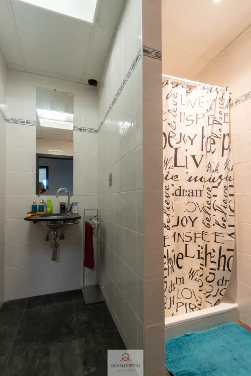 Magazijn met kantoor en woonst foto 23