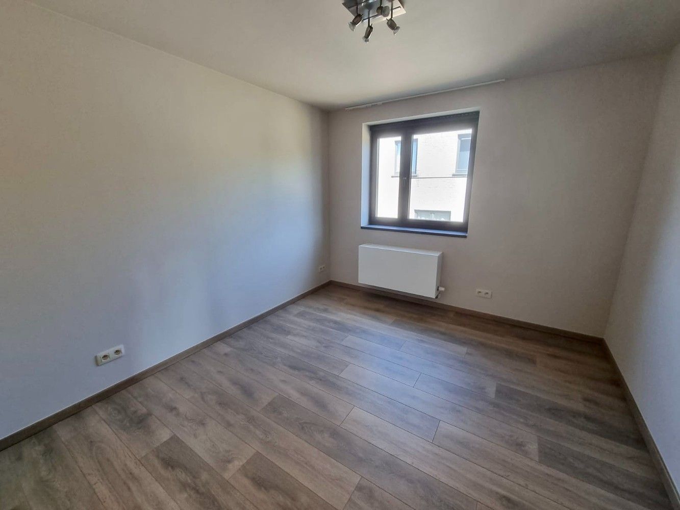 Ruime woning met 4 slaapkamers te huur! foto 9