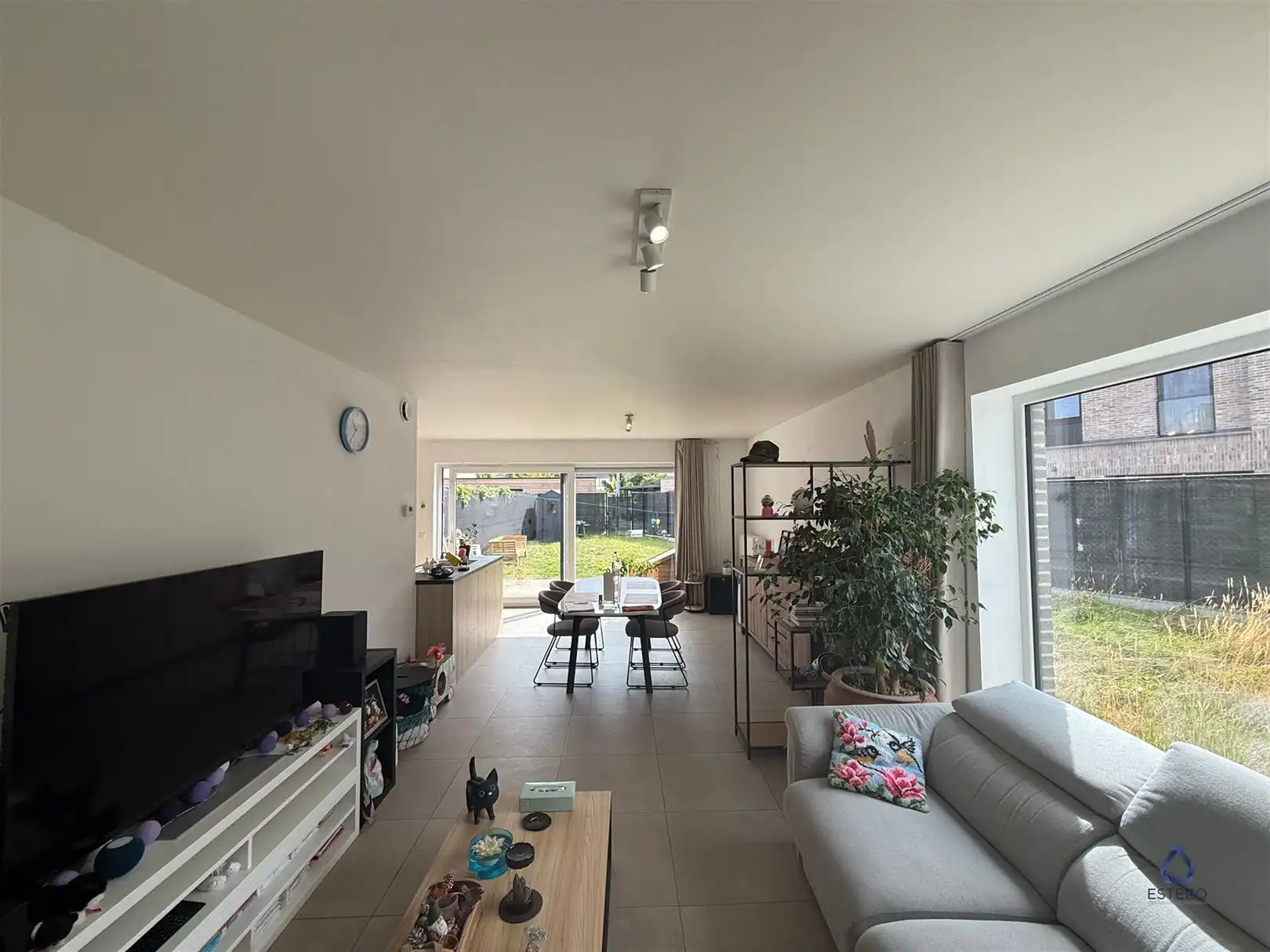 Recente halfopen woning met 3 slaapkamers en tuin foto 6