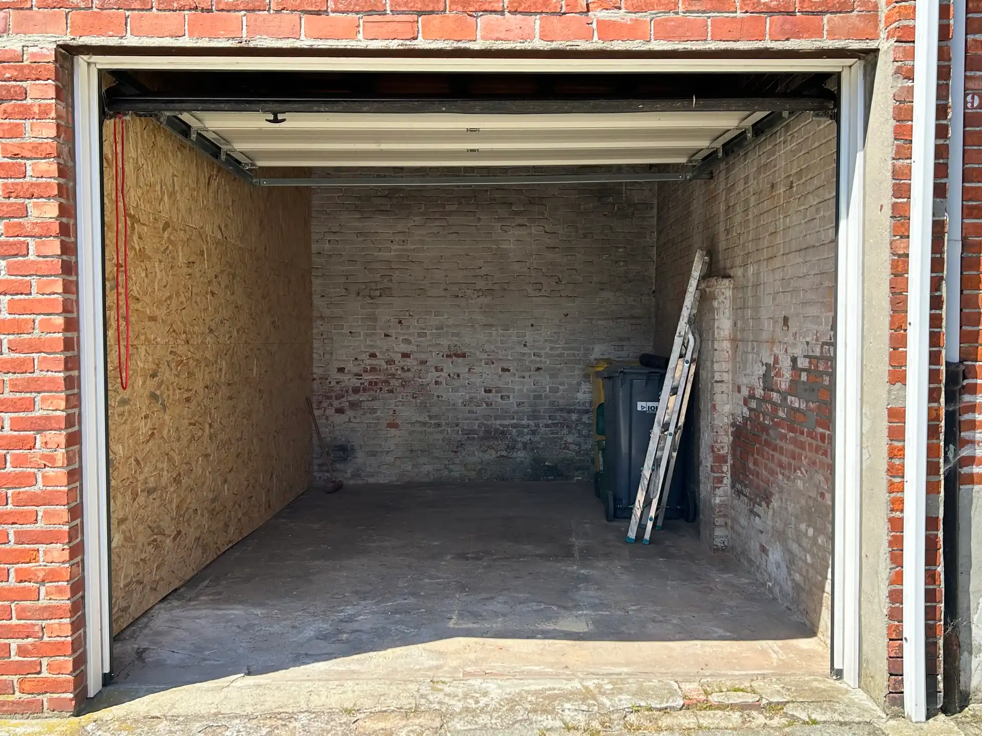 Afgesloten garagebox op gunstige ligging te koop foto 2