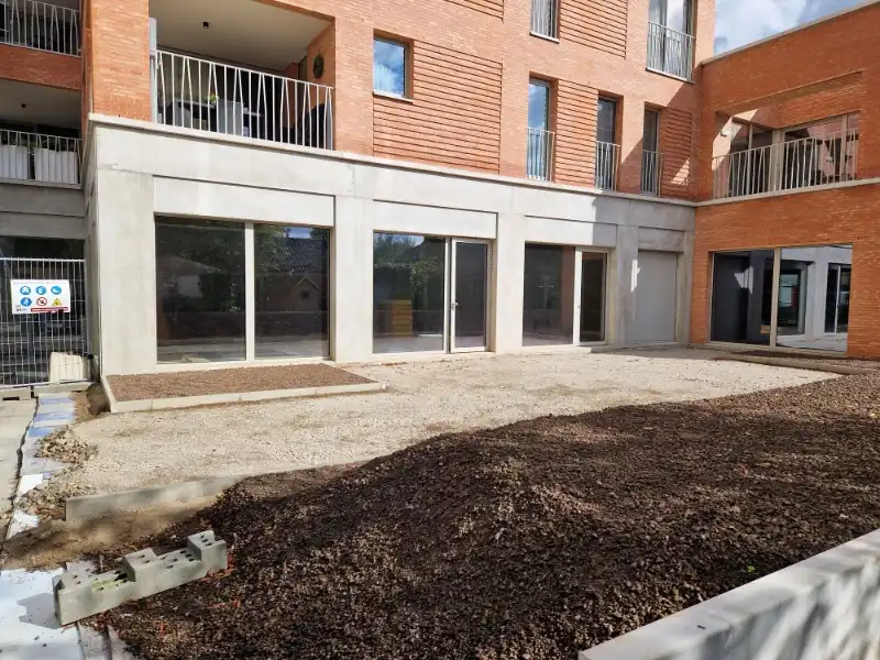 Centraal gelegen nieuwbouw handelsgelijkvloers (160m²) met gezellig terras (130m²) op een TOPlocatie! foto 7