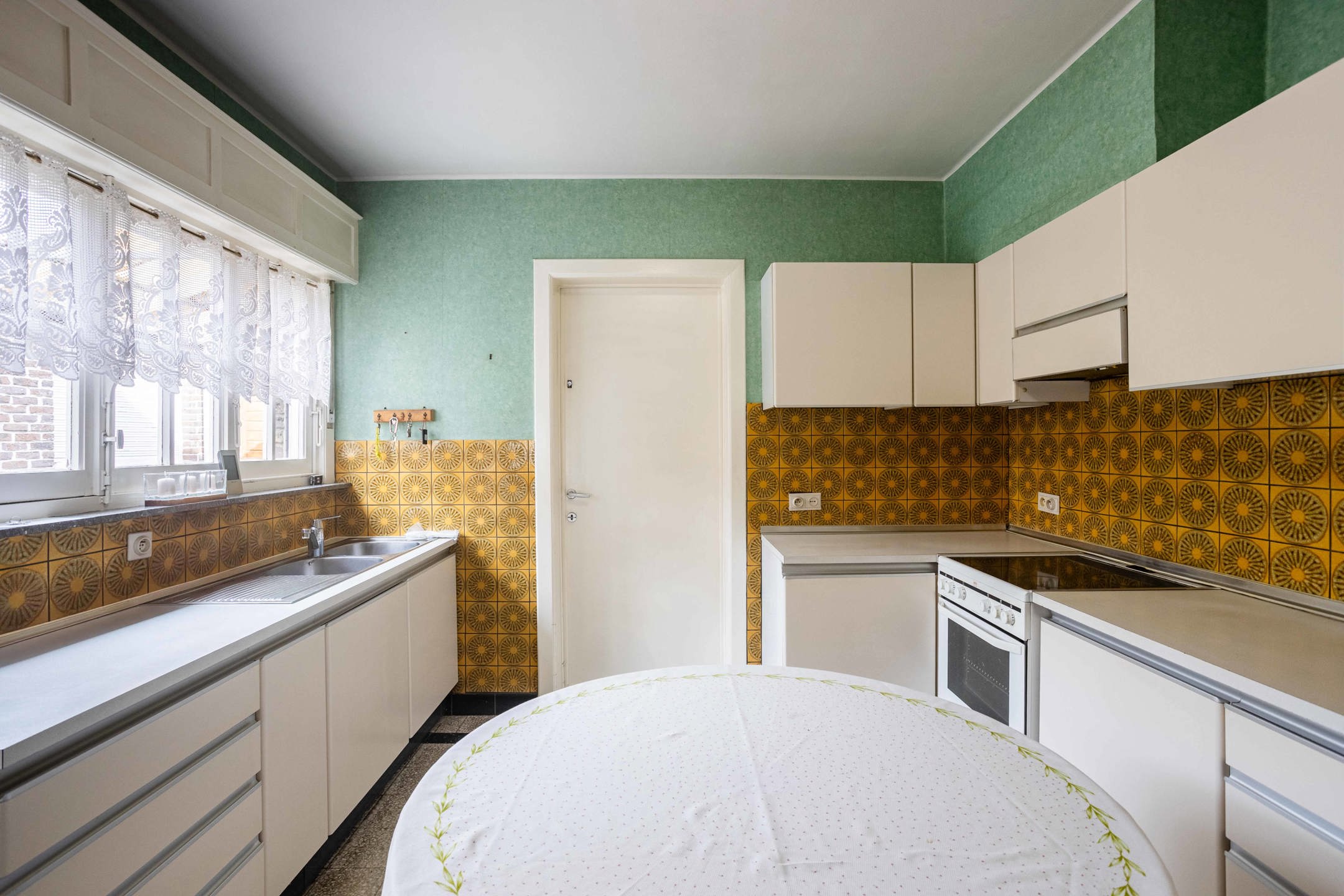 Te renoveren solide woning met garage op uitstekende locatie foto 10