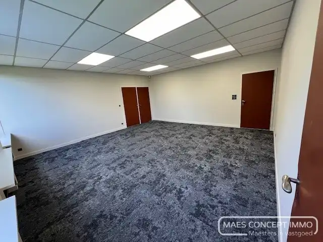 Kantoor 7 te huur, dichtbij ring van Kortrijk en autosnelwegen foto 7