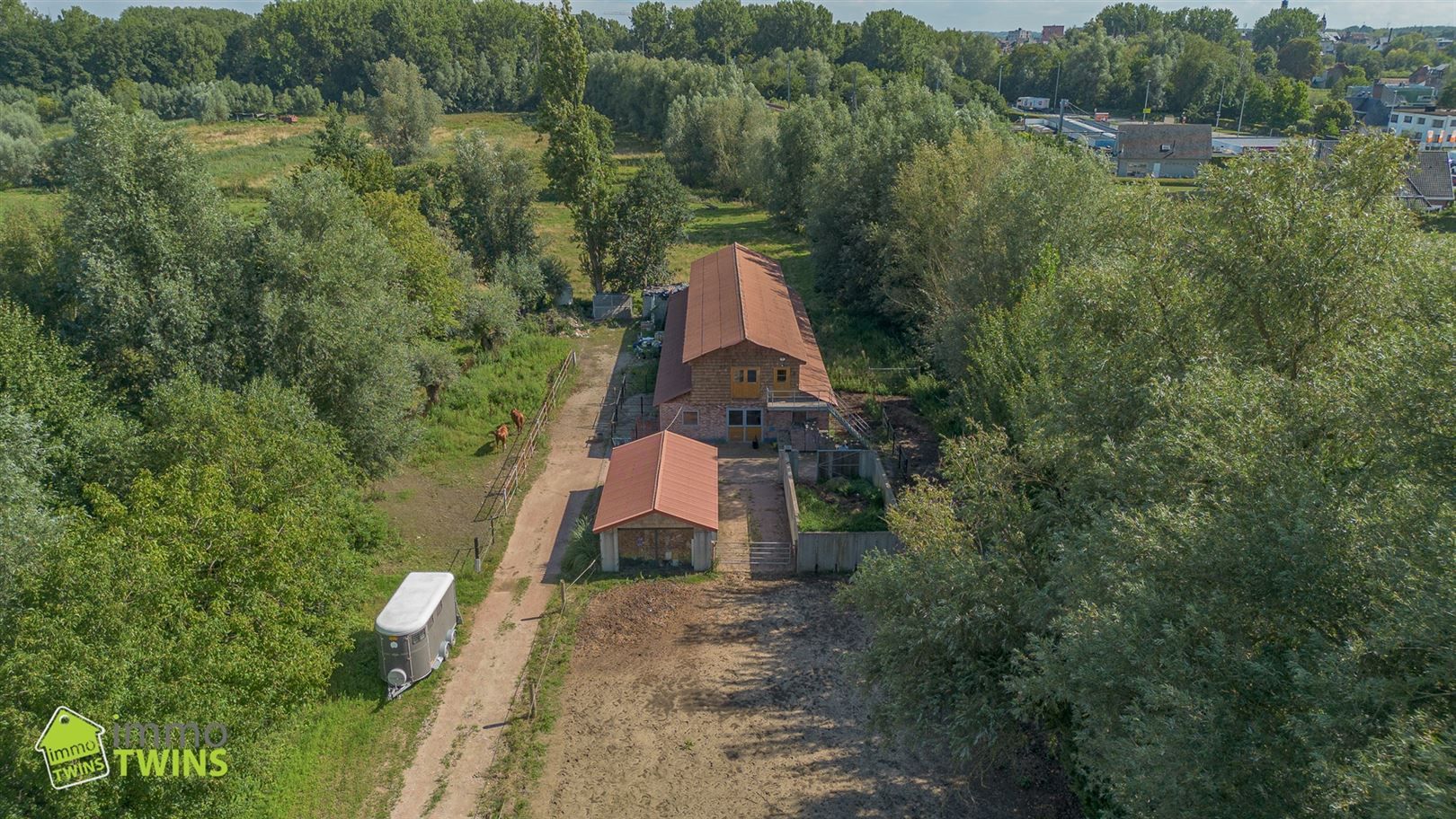Eigendom met 11 paardenstallen en woning in Grembergen foto {{pictureIndex}}