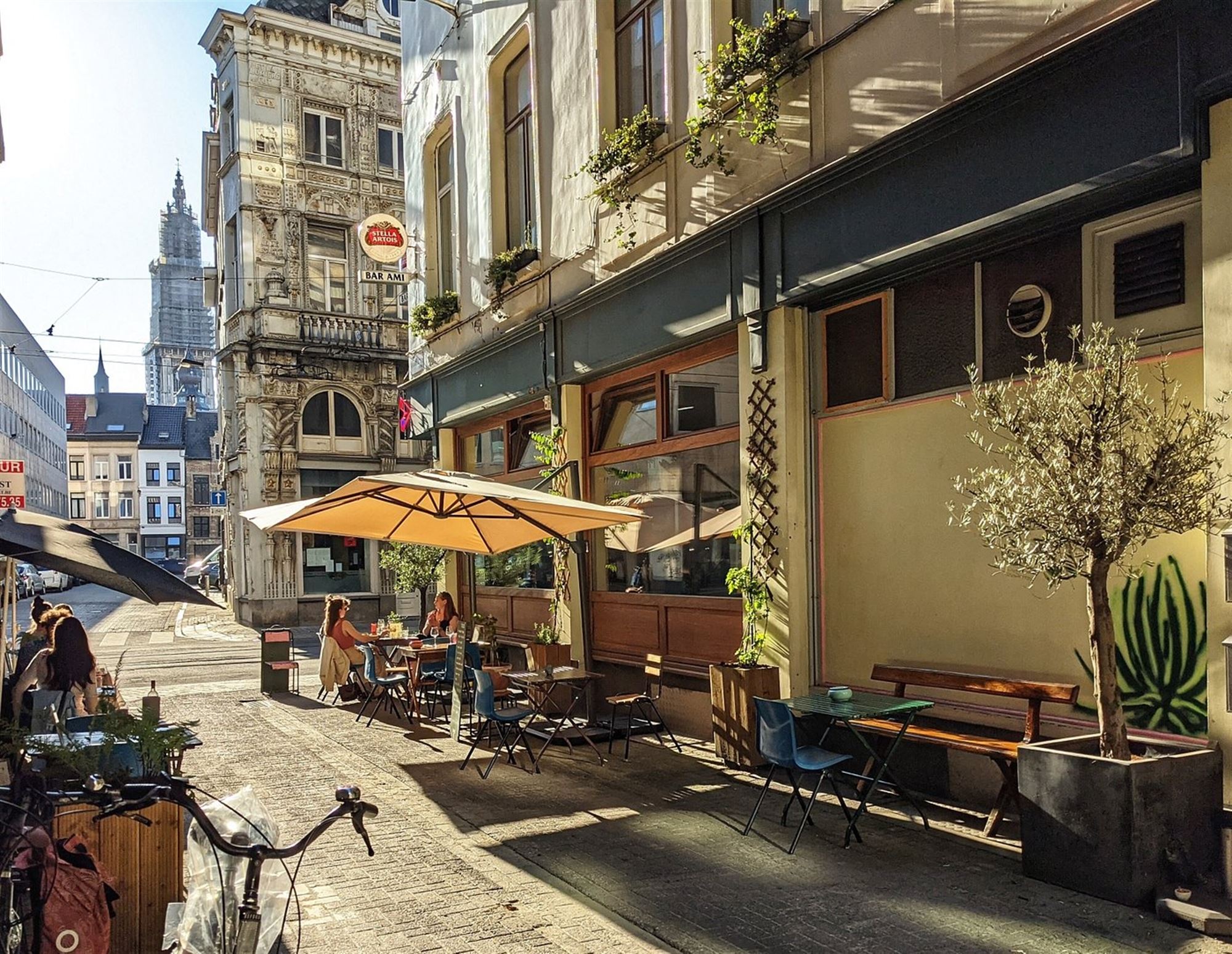 Gemeubeld (All-inclusive) 1 - slaapkamer appartement - contract 4 tot 6 maanden met ondergrondse autostaanplaats. foto 3