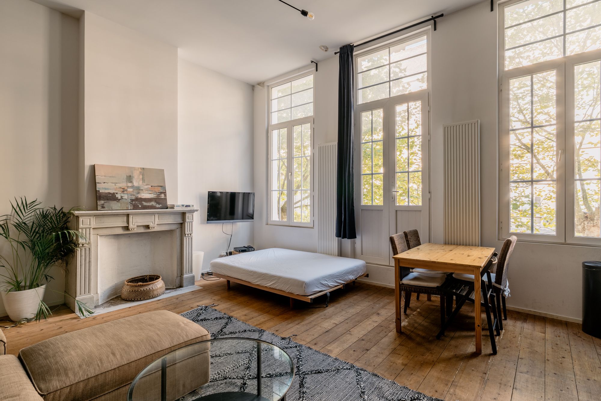 Appartement met terras en uitzicht op het eclectische Koninklijk Atheneum foto 5