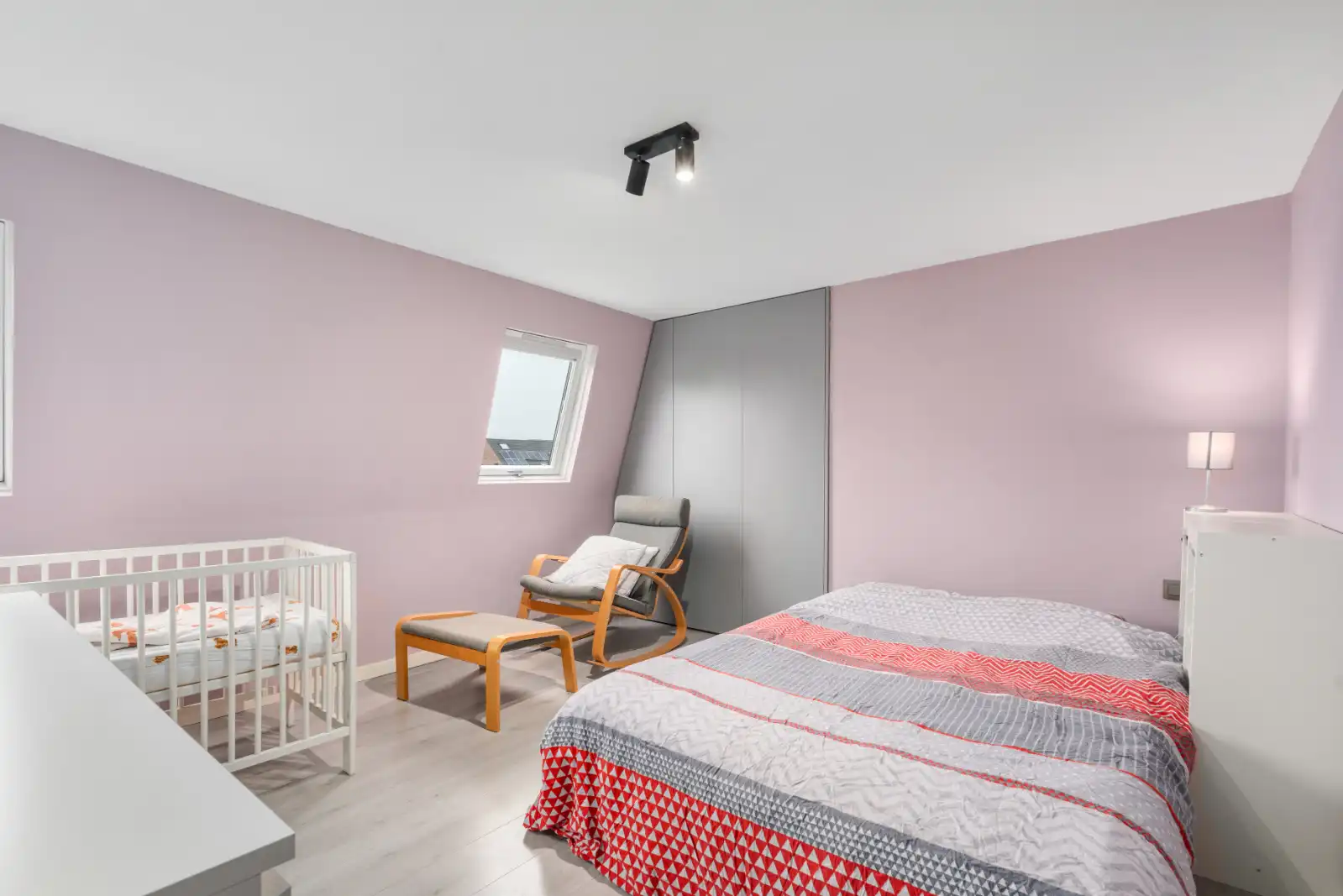 Charmante gerenoveerde starterswoning in Ardooie! foto 9