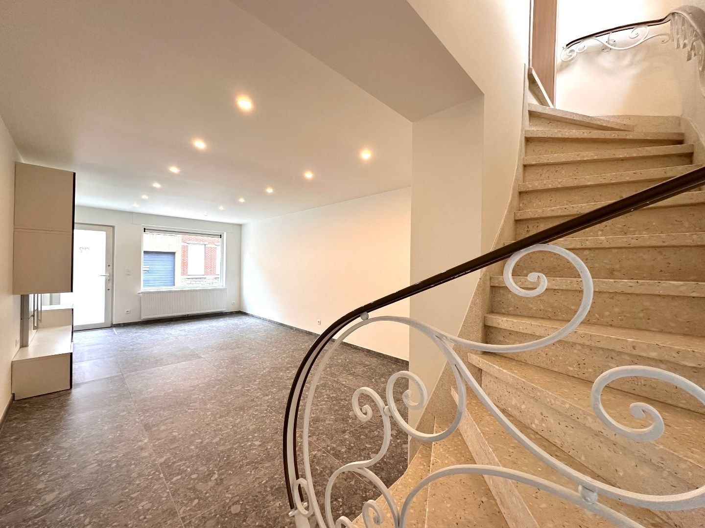 Volledig gerenoveerde woning met garage en tuin in hartje Tongeren! foto 3