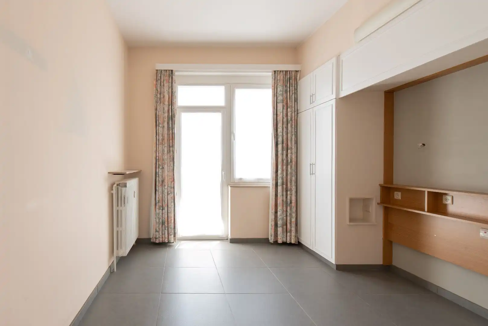 Instapklaar appartement op het gelijkvloers met prachtig zicht op zee. Gelegen aan de Zeedijk, op een toplocatie aan het strand. foto 10