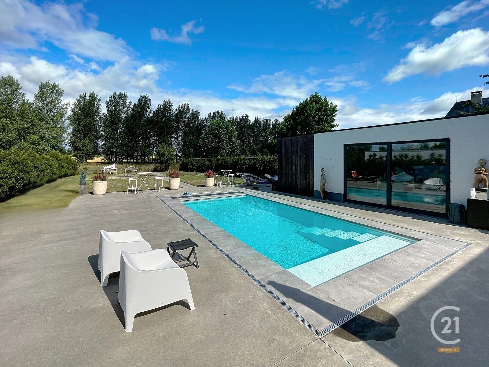 Villa met 5 (6) slks - 2 bdks - zwembad - 370m² bwb opp foto {{pictureIndex}}