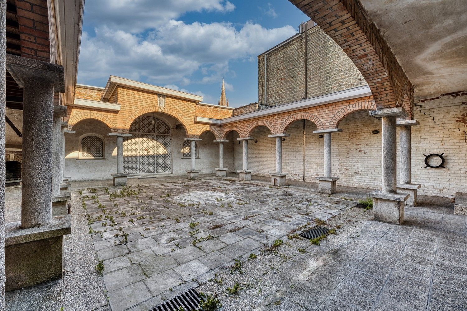 Hartje Brugge  TOP  TOERISTISCHE LIGGING , in de GOUDEN DRIEHOEK, Uitzonderlijk HANDELSPAND ( gevelbreedte 11 meter)                          LICHTRIJKE WINKELRUIMTE ,uitgevend op  Exclusieve STADSPATIO met overdekte rondgang van 105m²+ GARAGE van 30 m² UNIEK  IN BRUGGE op dergelijke ligging ! ERBOVEN lichtrijk ruim APPARTEMENT met zonneterras, foto 9