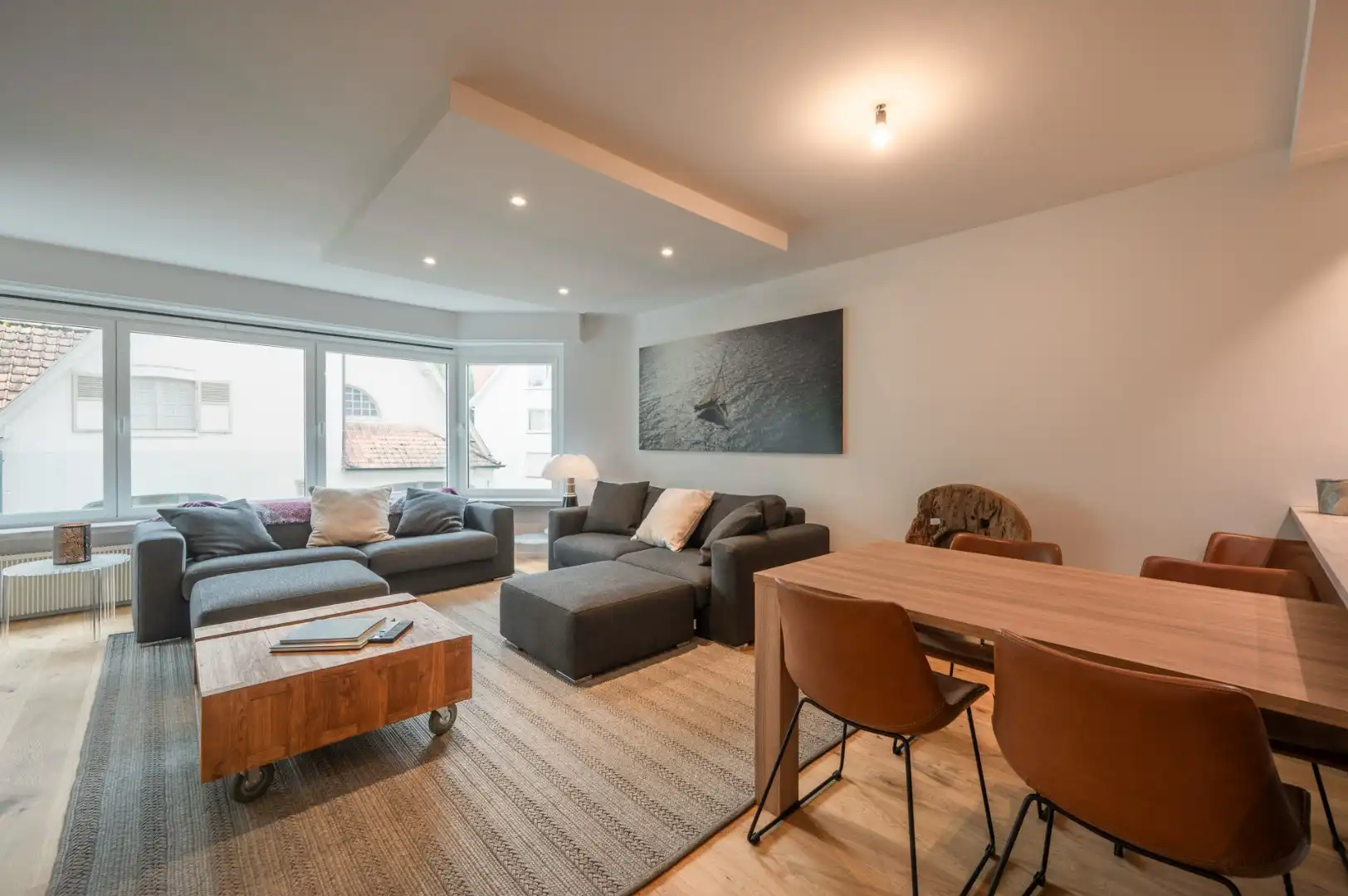 Uitzonderlijk breed appartement met aangenaam zicht op groen en villa's van Het Zoute, gelegen in residentie tussen Driehoeksplein en Ijzerzerpark. foto 2