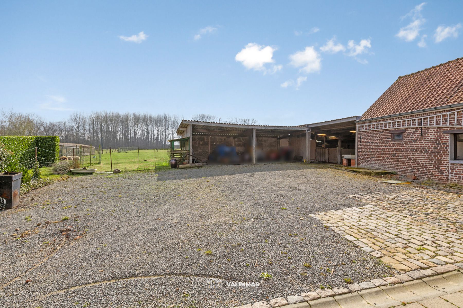 Landelijk gelegen hoeve op 40 are, met bijgebouwen en weide foto 6