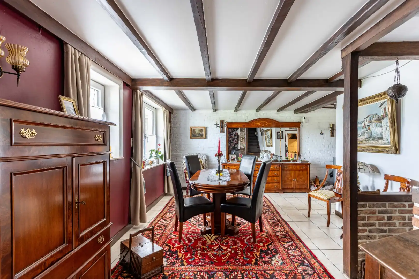 Ruime alleenstaande woning met garage in heuvelachtige omgeving foto 13