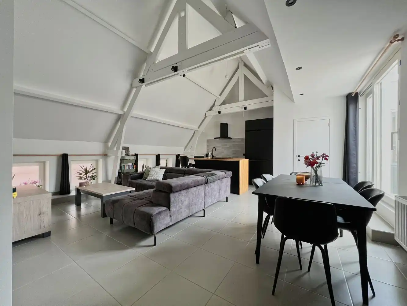 Hip en stijlvol 2-slaapkamer-app. in loftstijl + terras foto {{pictureIndex}}