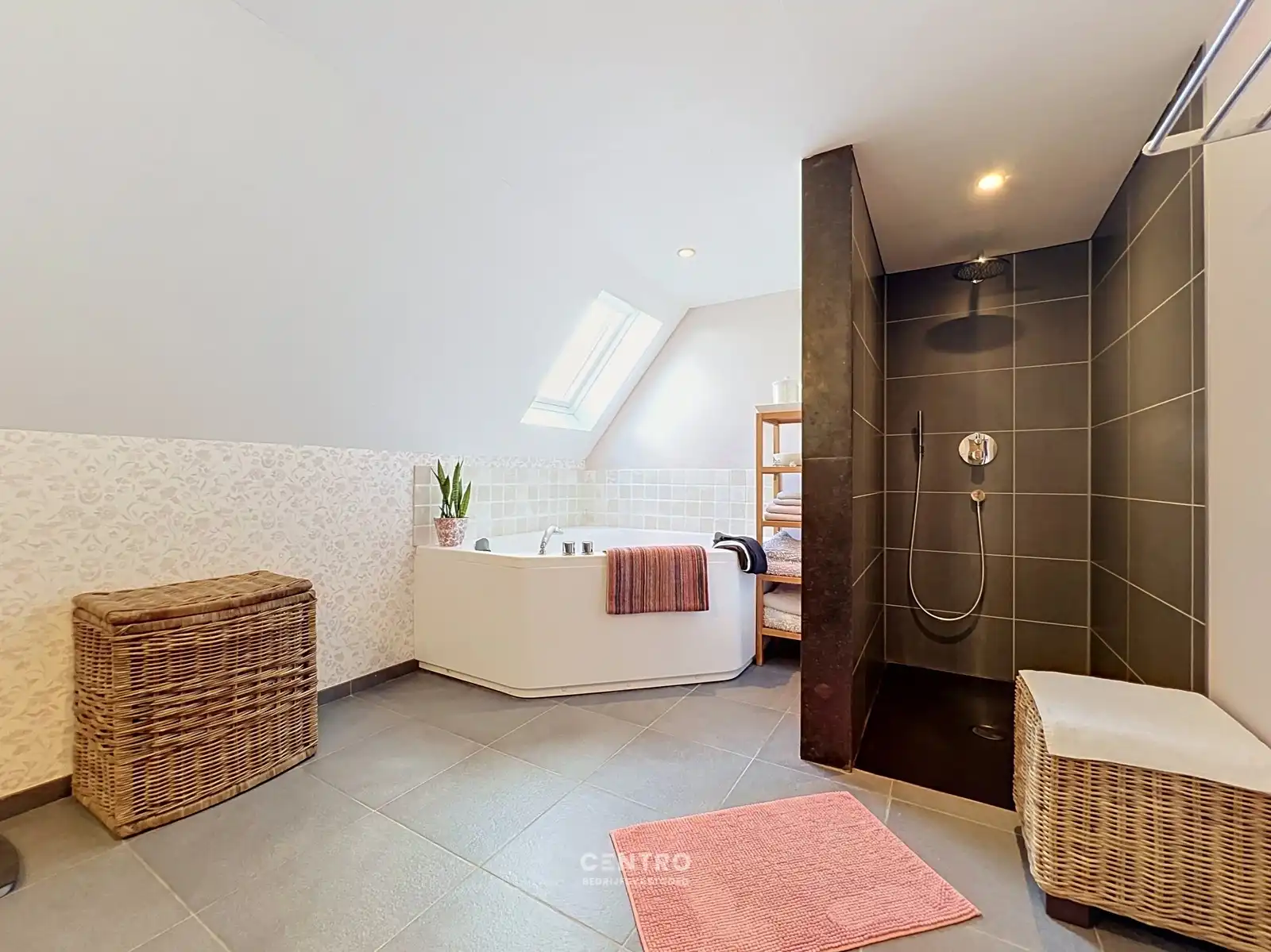 Veelzijdig bedrijfspand met ruim MAGAZIJN, TOONZAAL, KANTOREN EN COMFORTABELE WONING op 1.746 M²! foto 37