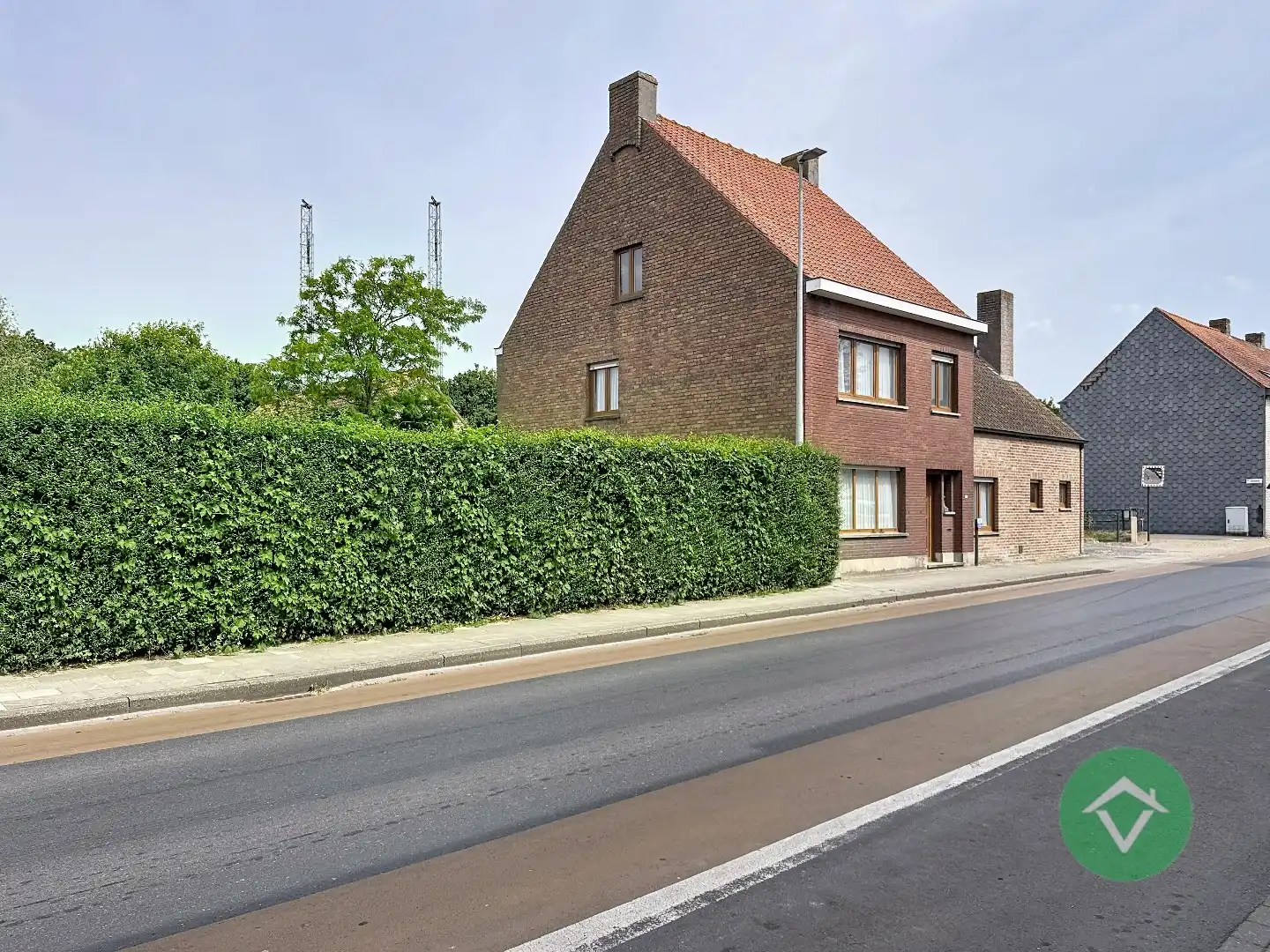 Alleenstaande woning met naastliggend stuk bouwgrond en weide te Eernegem foto 2