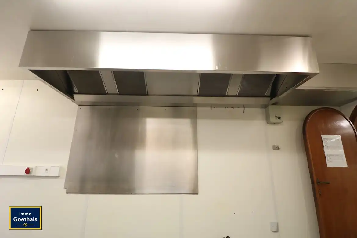 Zeer commercieel gelegen handelspand met woonst en ingang aan de zijkant. foto 15