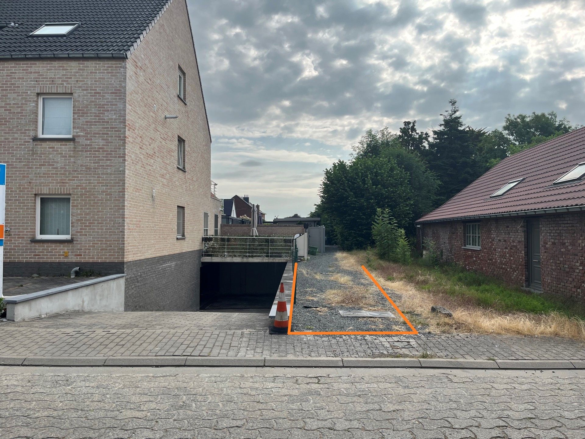 Bovengrondse autostaanplaats te koop in Herzele, zijstraat van de Provincieweg foto 1