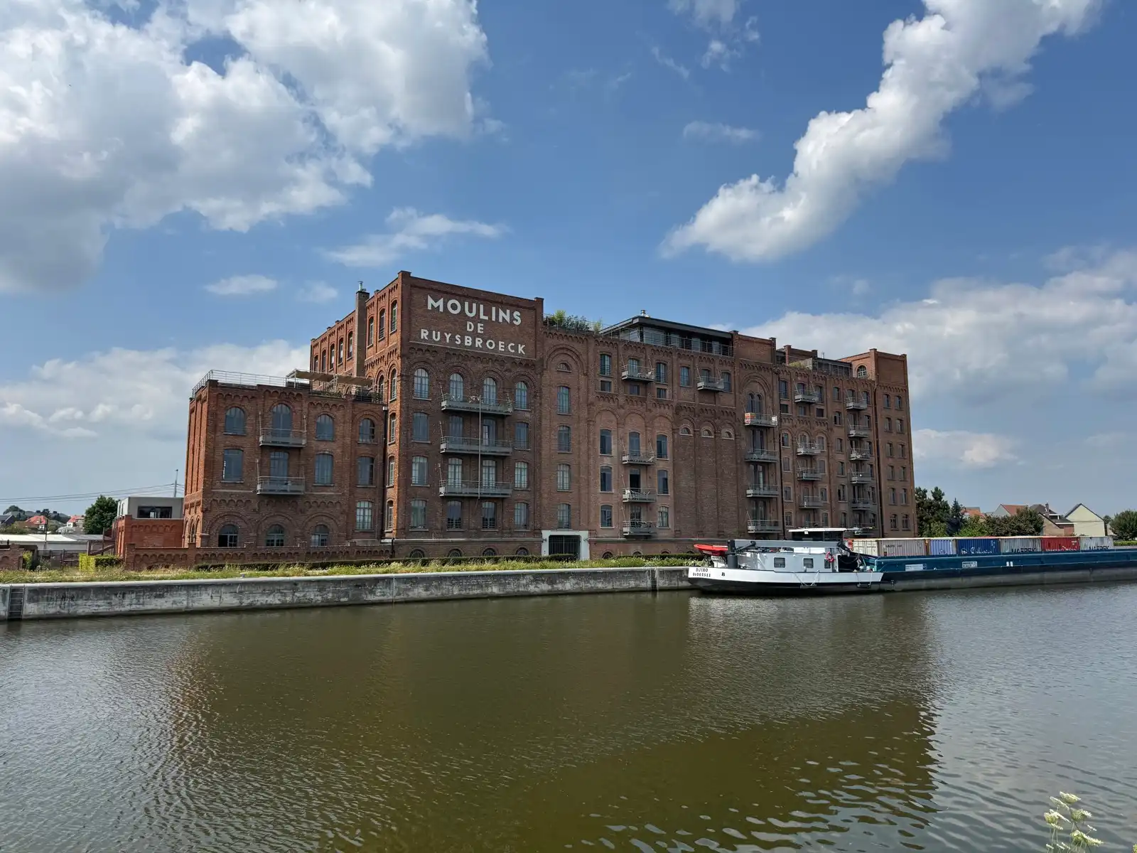 Unieke loft met 2 slaapkamers, terras en zicht op de vaart foto {{pictureIndex}}