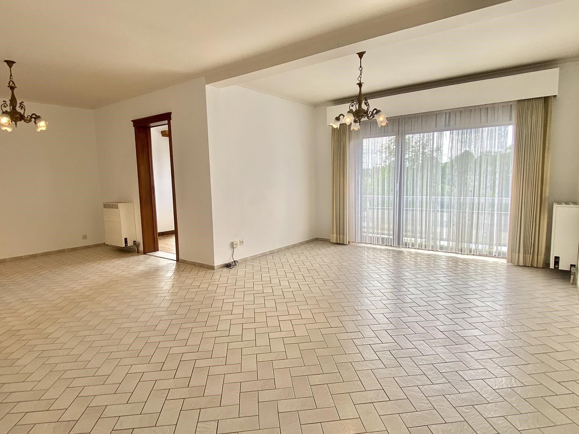 Ruim appartement met garage te huur in Harelbeke foto 3