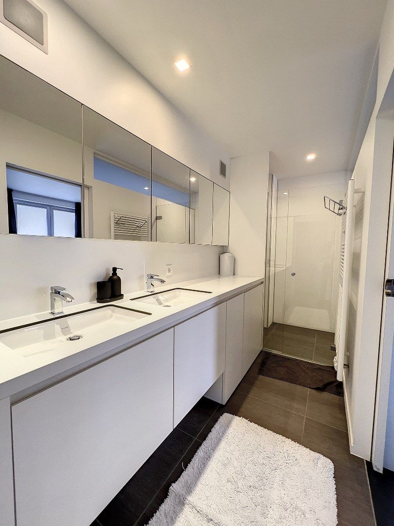 Prachtig vernieuwd 3-slaapkamer appartement met frontaal zicht op zee foto 22
