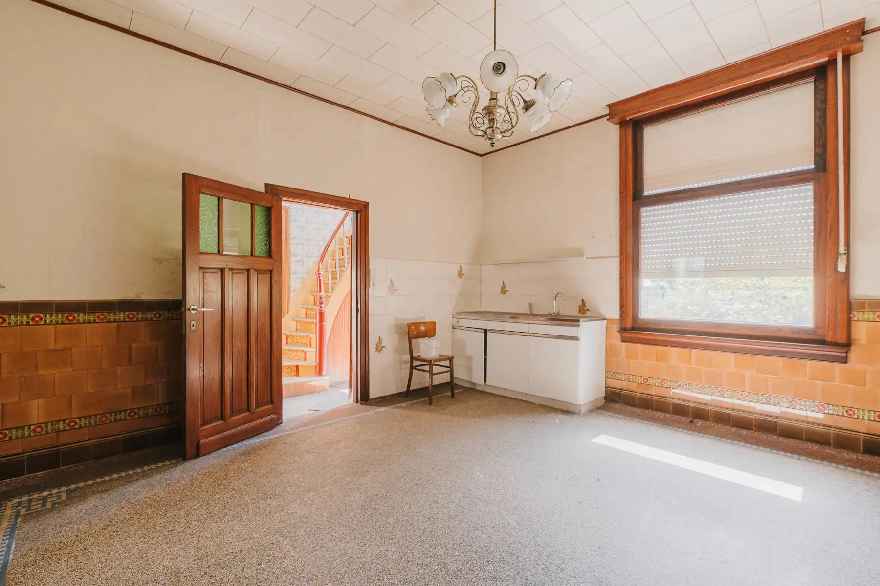 Karaktervolle, te renoveren woning met tal van mogelijkheden foto 4