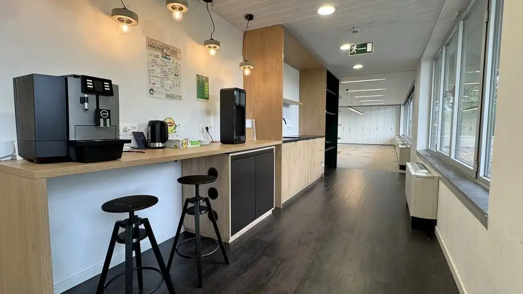 Opgefriste kantoorruimte te huur aan N70 in Lochristi foto 5