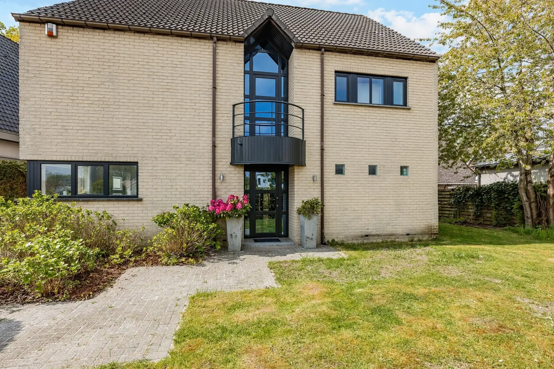 Instapklare en ruime gezinswoning met 5 slaapkamers, zonnige tuin en extra praktijk-/kantoorruimte op topligging te Aalst  foto 32