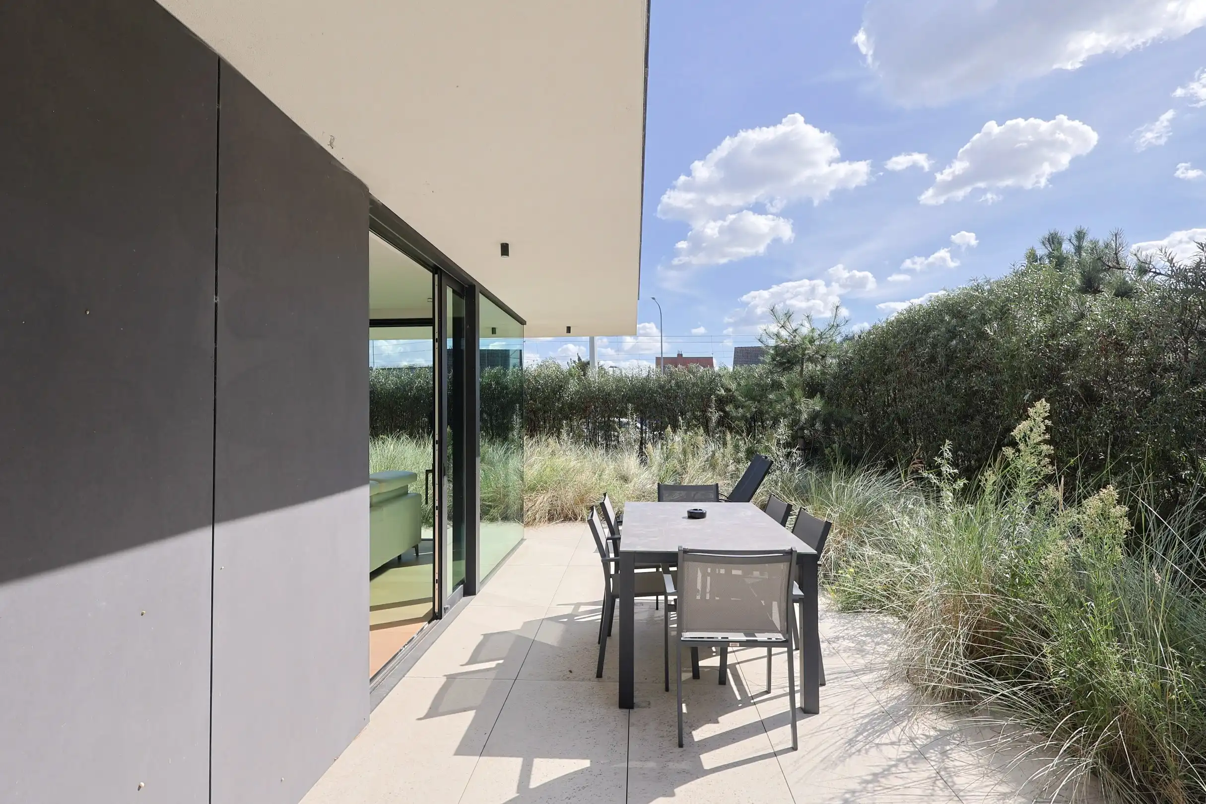 Modern gelijkvloers appartement in Groenendijk met ruim terras foto 2