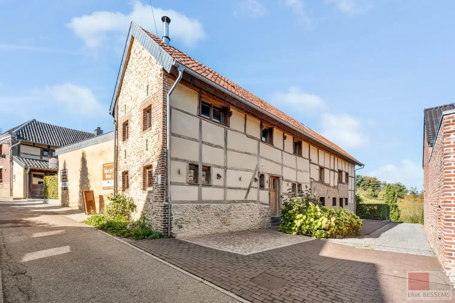 Indrukwekkend en uiterst charmant vakwerk landhuis, Veurs 31 te Sint-Martens-Voeren hartje Voerstreek. foto 19