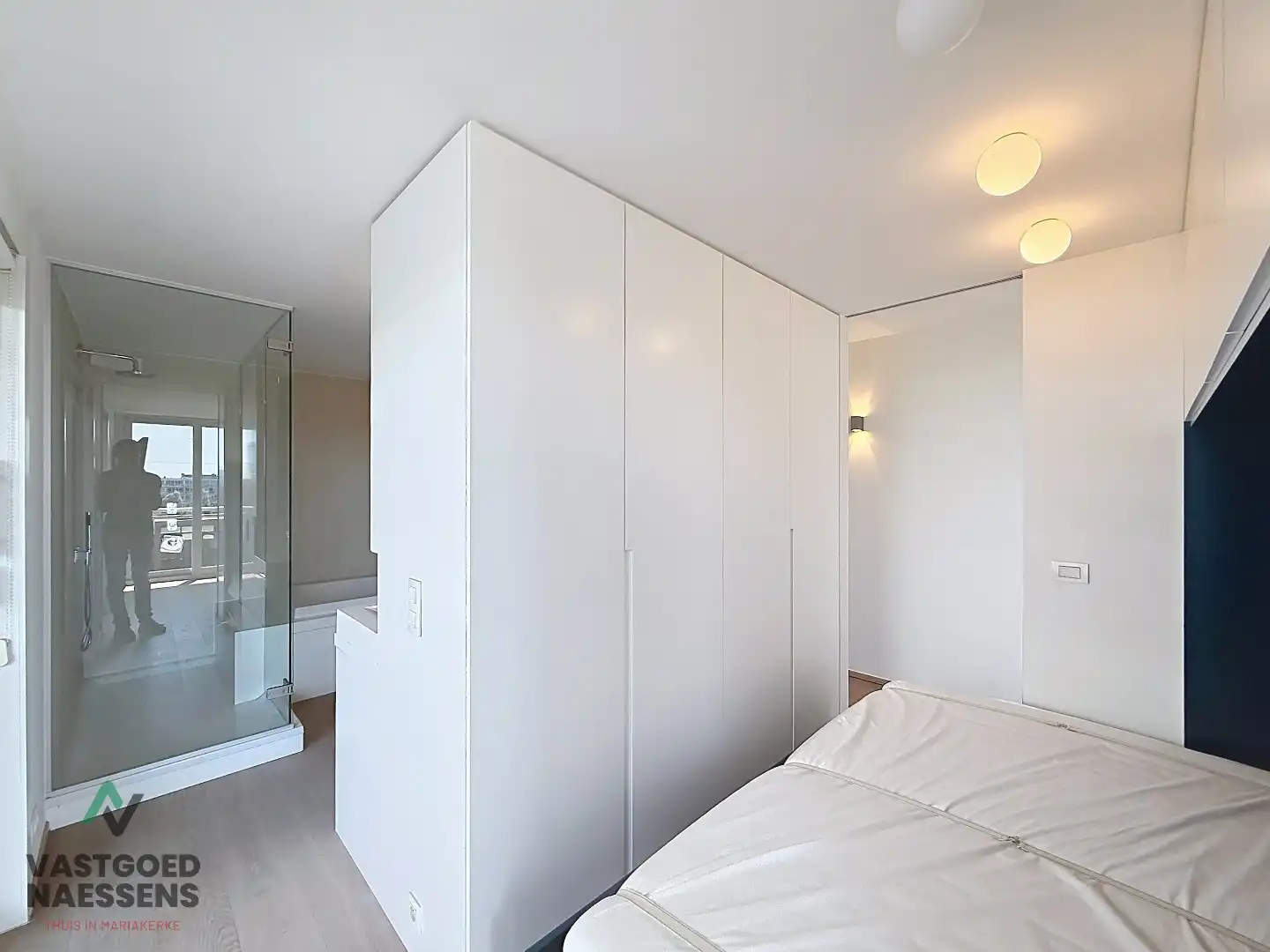 SCHITTEREND VERNIEUWD HOEKAPPARTEMENT – 2 SLPK – TERRASSEN – ZEEZICHT EN ZICHT OP GOLF foto 16