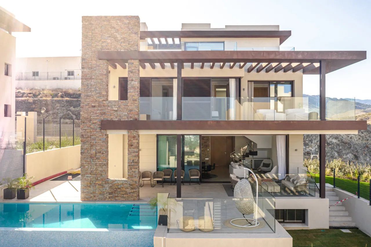 Leef in luxe: uitnodigende villa's met ruimte en stijl! foto {{pictureIndex}}