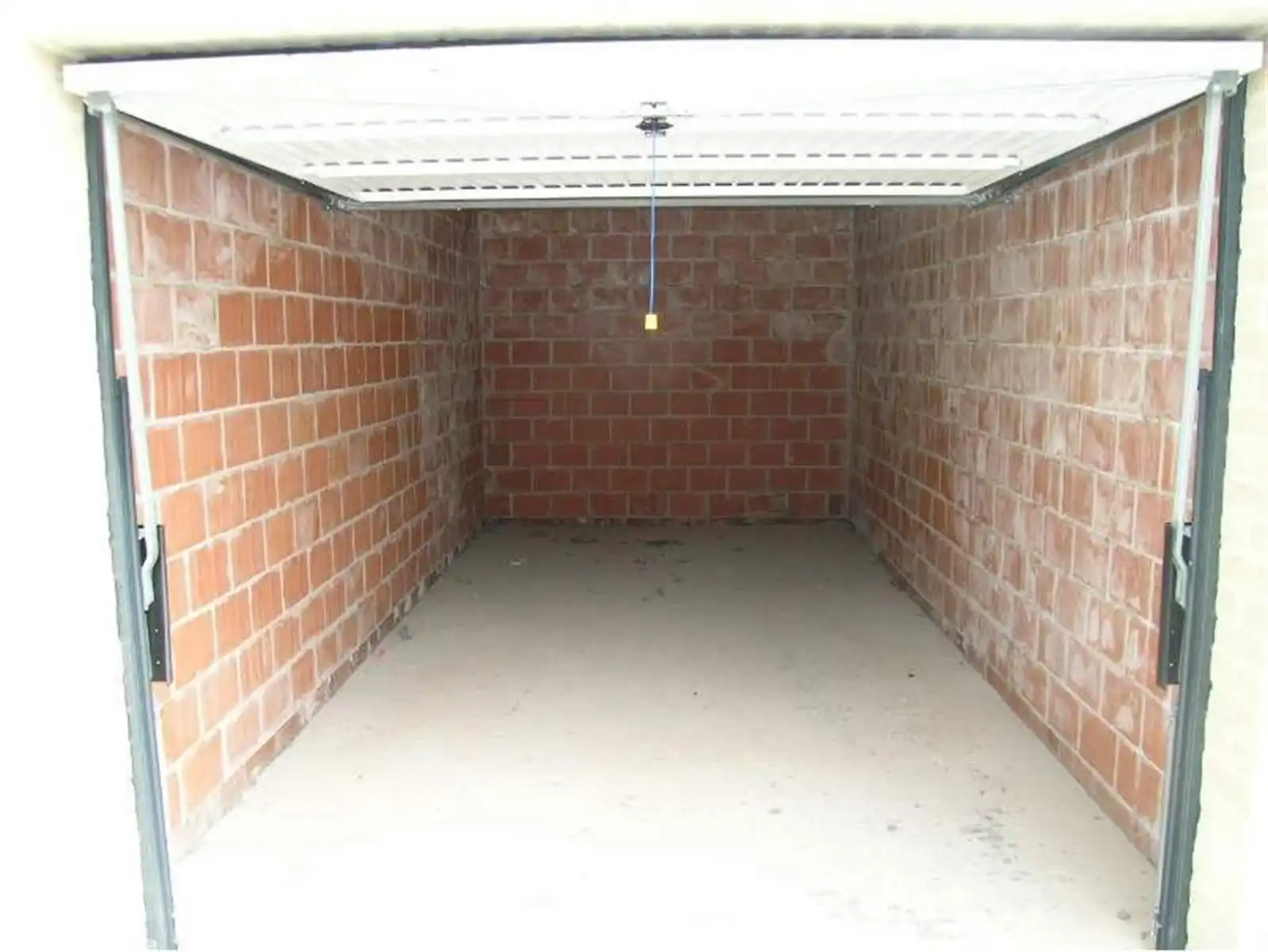 Garage achter de appartementen te MERKSPLAS, Steenweg op Turnhout 3 - 5  - 7 foto 3