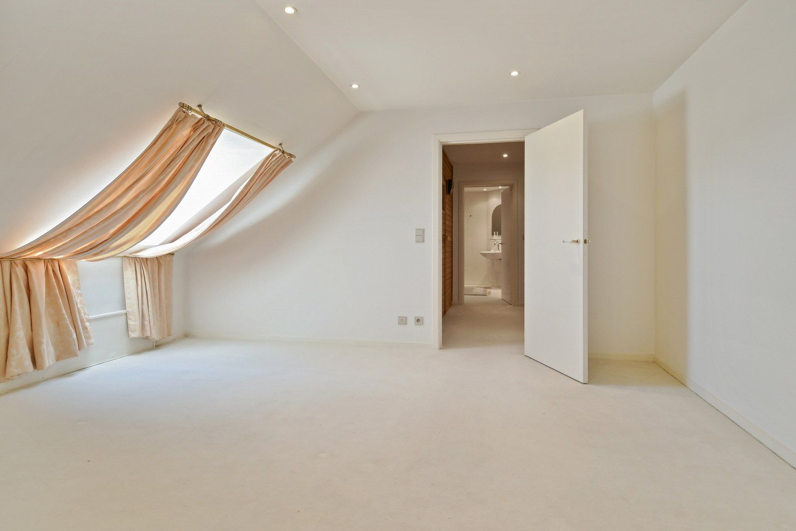 Exclusieve villa met zwembad, poolhouse en royale leefruimtes foto 16