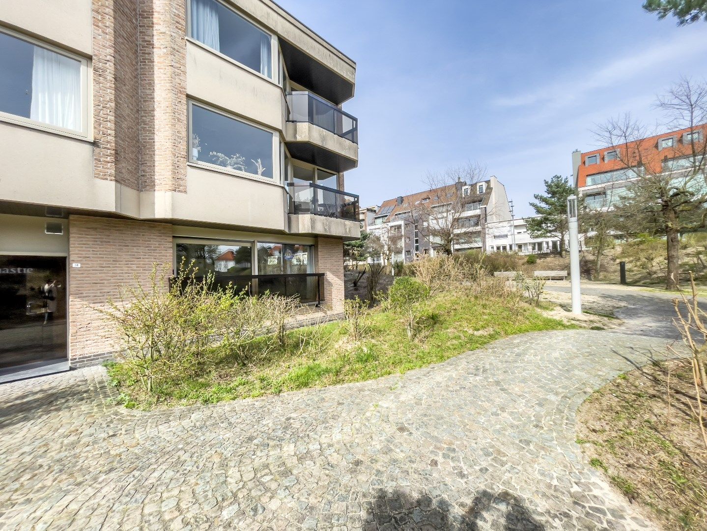 Prachtig gelegen appartement met zuidelijke oriëntatie, te midden van een groene omgeving, grenzend aan het Yzerpark, nabij de Dumortierlaan en het strand. Inpa foto 8