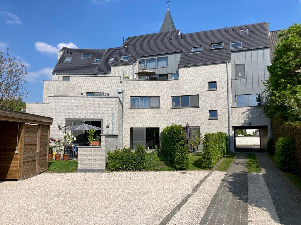 Rustig gelegen woonst met 3 slaapkamers in centrum Zwijnaarde foto {{pictureIndex}}