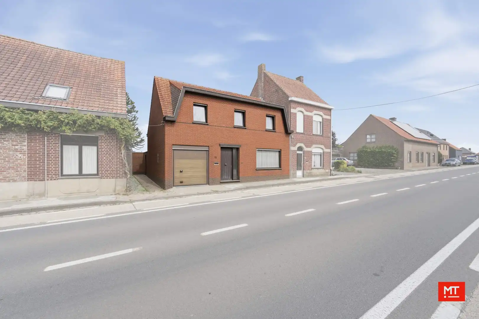 Hoofdfoto van de publicatie: Te renoveren woning met 3 slaapkamers, garage en tuin te koop in Zonnebeke