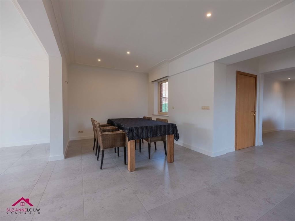 Stijlvol gerenoveerde verrassend ruime vrijstaande woning foto 11