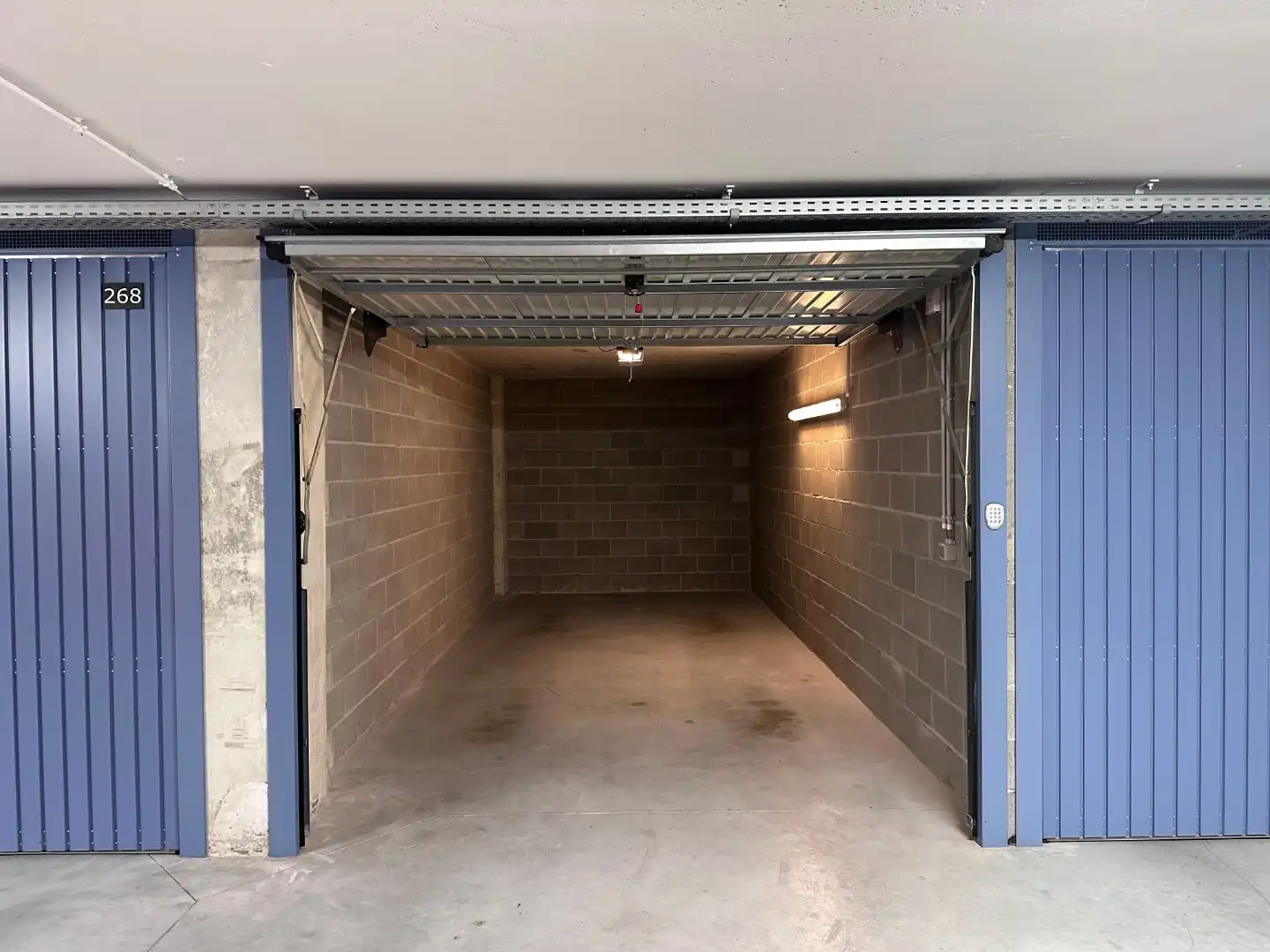 Ruime en zeer gemakkelijk toegankelijke garagebox gelegen in parkingcomplex Yzerpark foto 3