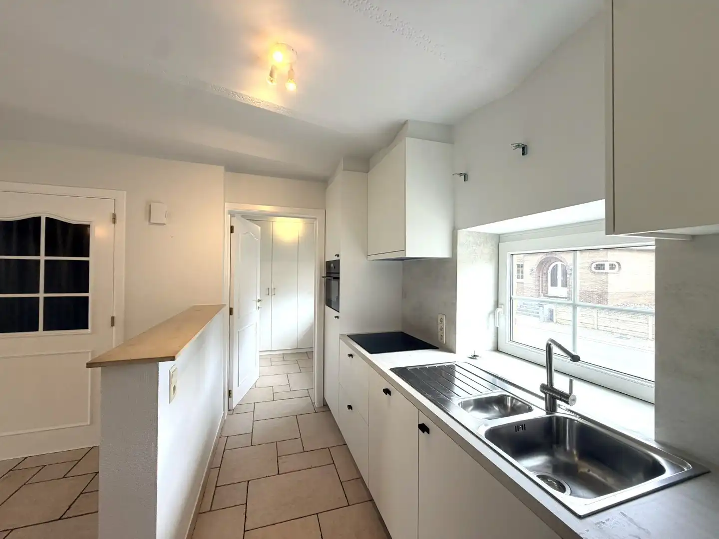 Bijzonder charmante benedenwoonst met 1 slaapkamer, veranda, terras en twee autostandplaatsen foto 16