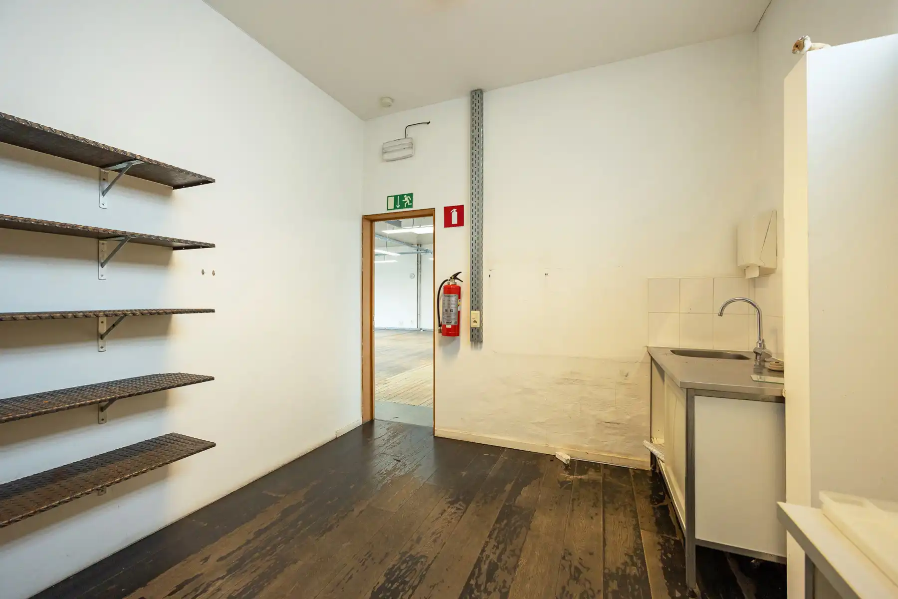 Instapklaar kantoorgebouw te koop in Merksem foto 51